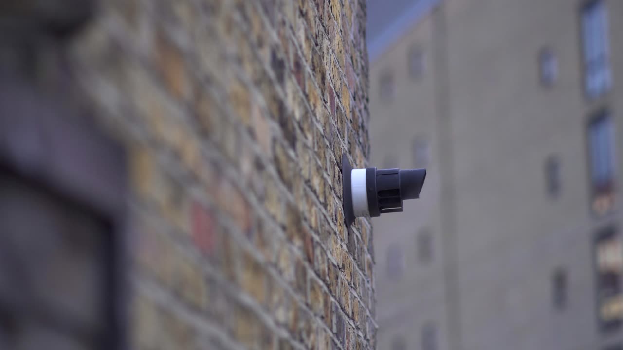 Vapore che esce da un edificio in mattoni a Londra