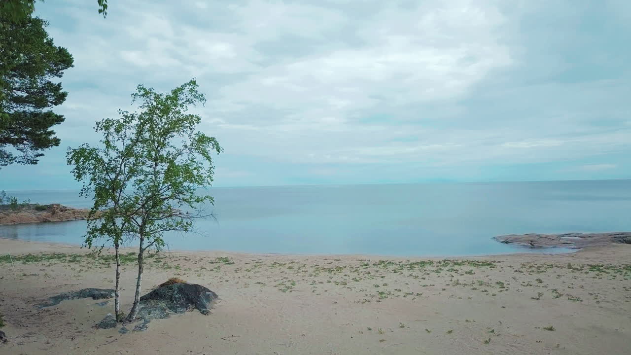 외딴 스칸디나비아의 황량한 청록색 모래 해변