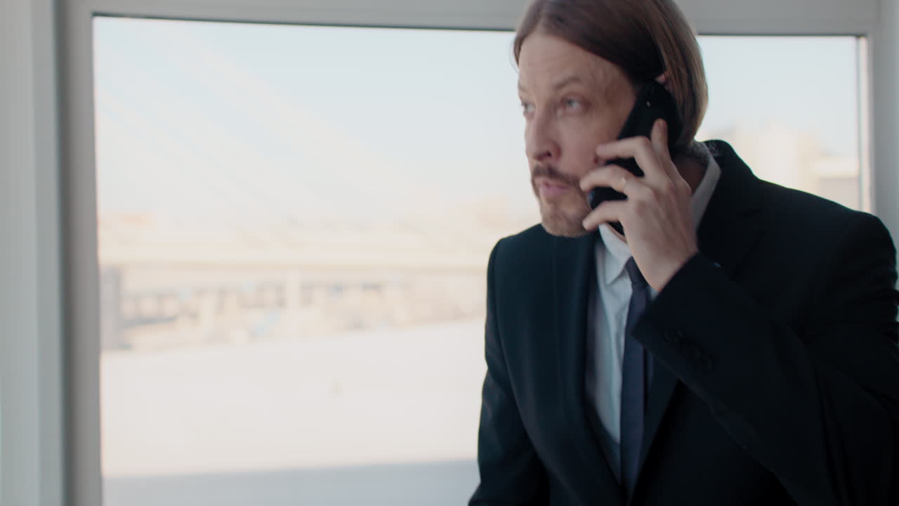 전화 통화 하는 사업가