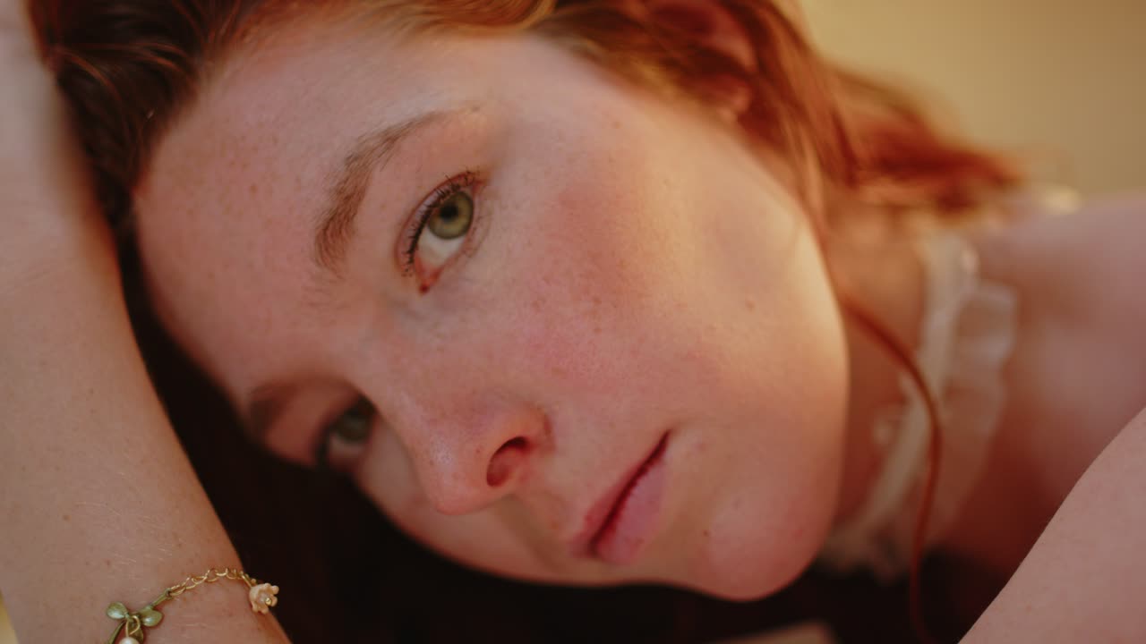 impresionante retrato de una hermosa mujer pelirroja con ojos verdes