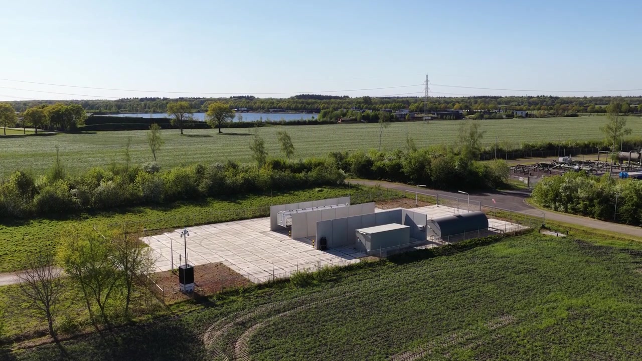 Droneudsigt over en brintudladningsstation i Hoogeveen, der forsyner hjem som en del af den hollandske overgang fra naturgas til ren energi