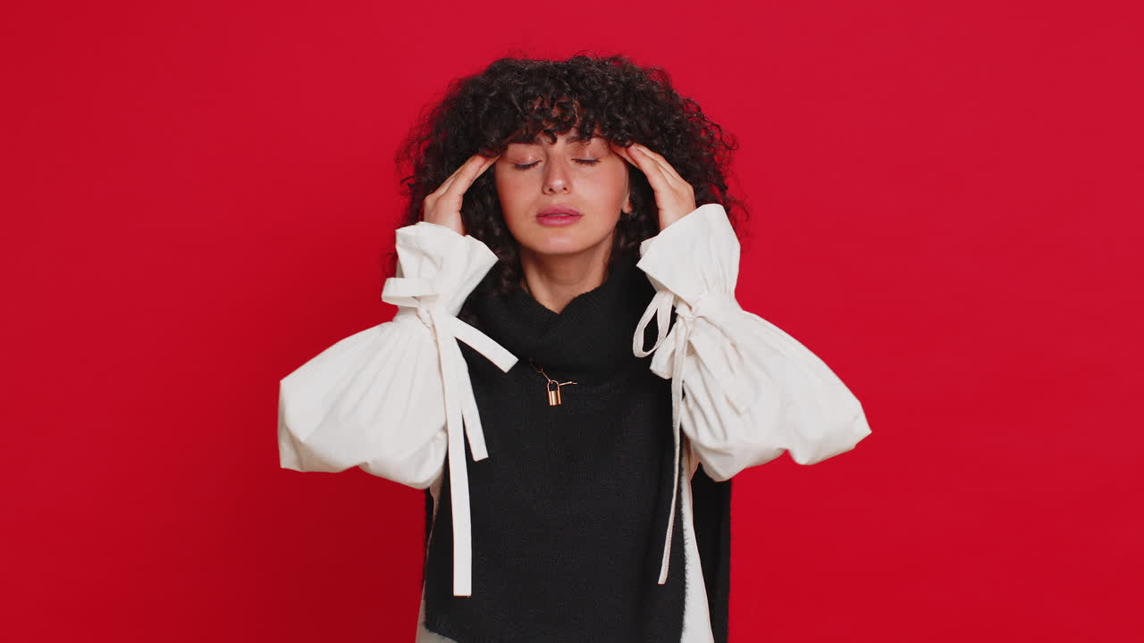 젊은 여성은 두통 문제를 치료하기 위해 사각지대를 마사지합니다. 긴장, 편두통, 스트레스 통증으로 고통 받고 있습니다.