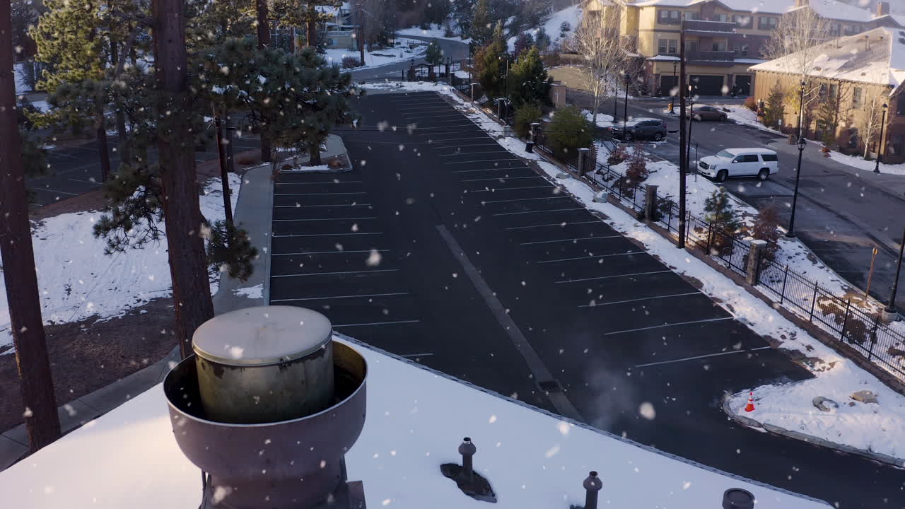 겨울에 눈이 내리는 빈 소매점 주차장, 공중 촬영