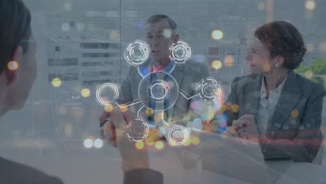 animación de formas y paisajes urbanos sobre hombres de negocios caucásicos en la oficina