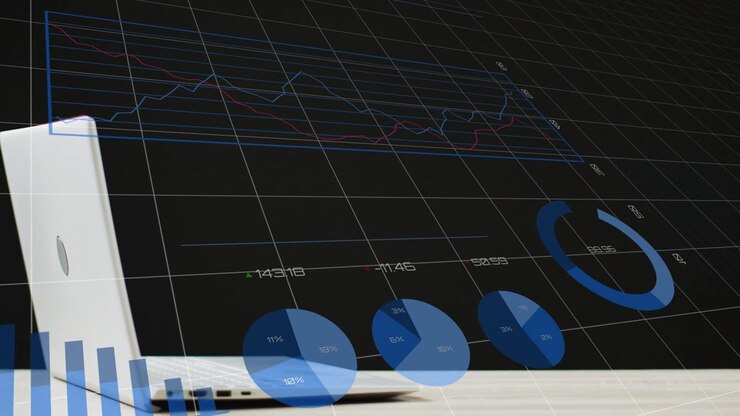 Datastrøm starter, diagrammer animeres over en hvit laptop og mørkt rutenett, som viser sanntidsanalyse.