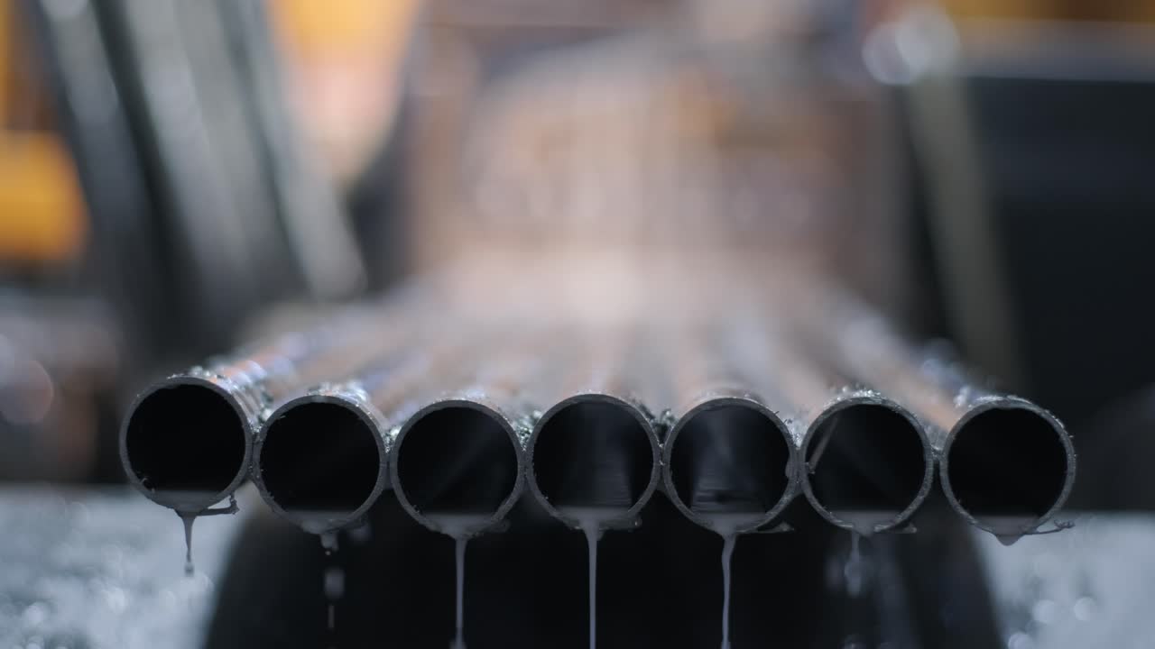 스테인리스 스 파이프를 절단하기 위해 밴드 은 산업용으로 금속 스테인리스 파이브를 절단하고 냉각기를 사용하여 가열합니다.