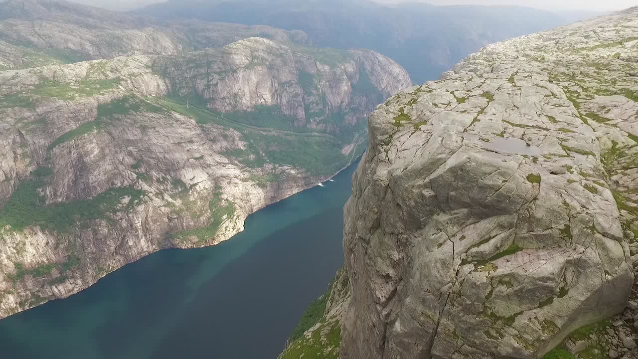 조감도는 노르웨이의 수로를 둘러싼 절벽을 보여줍니다.