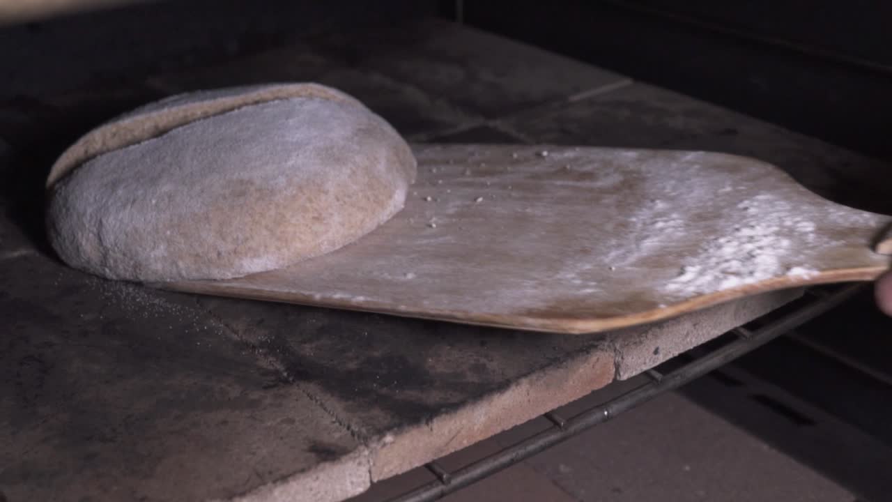 Infornare l'impasto del pane - primo piano al rallentatore