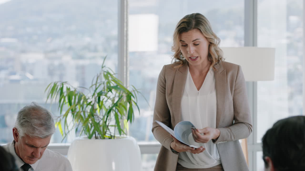 bellissima donna d'affari team leader discutendo idee creative con gli azionisti informando i colleghi condividendo la strategia di sviluppo dell'azienda in ufficio riunione di consiglio di amministrazione 4k