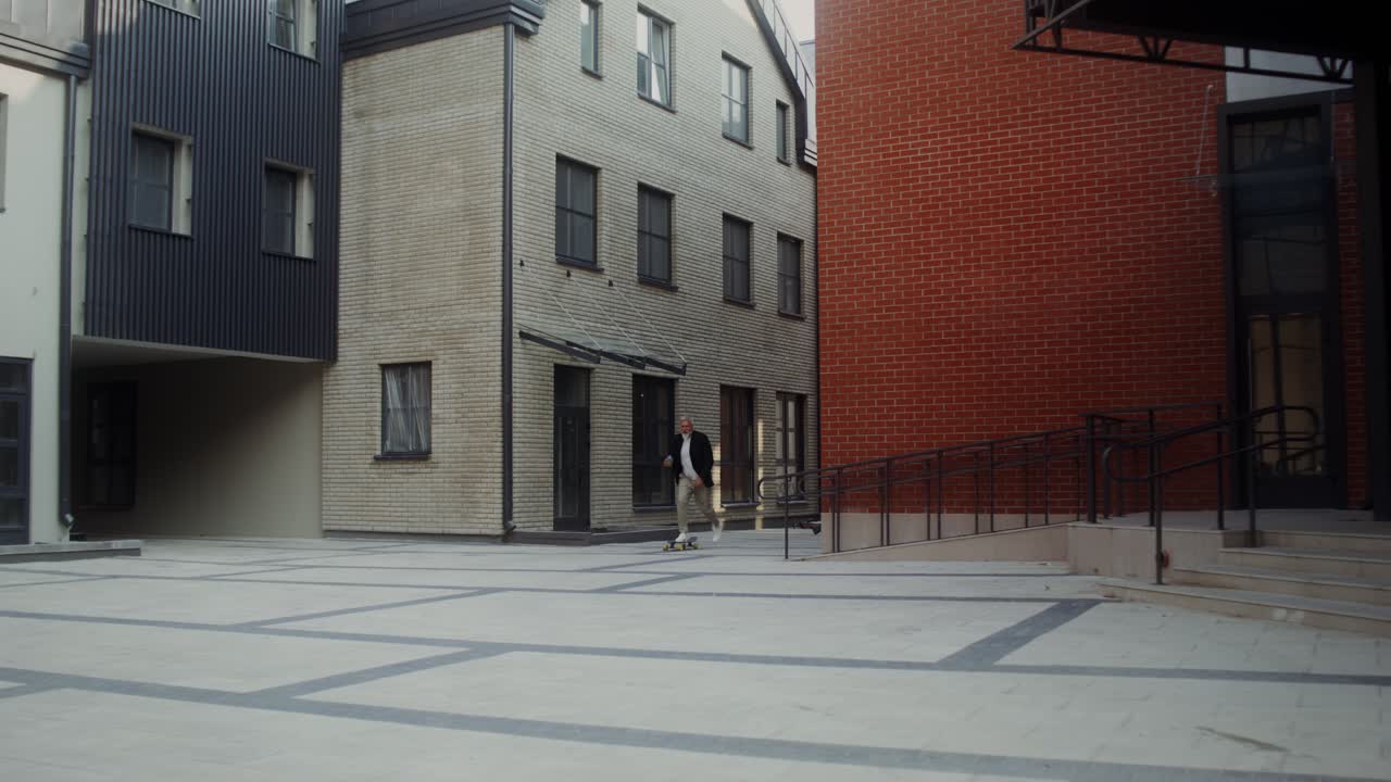 человек катается на скейтборде в городском дворе