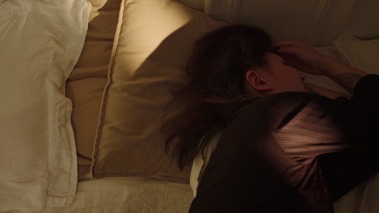 베개로 머리를 고 있는 여자