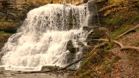 Picturesque-View-Of-Albion-Falls-With-Beautiful-Autumn-Colors-In-Hamilton,-Ontario,-Canada