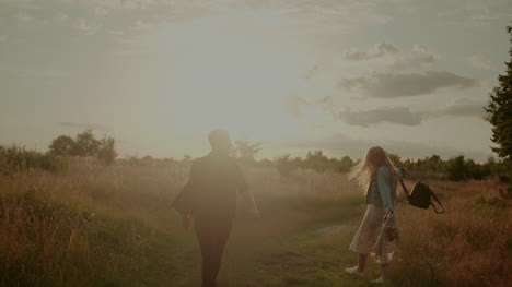 Atractiva-Pareja-Joven-Despreocupada-Caminando-Y-Sonriendo-De-Vacaciones-2