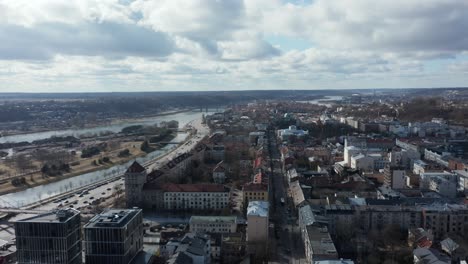 Antena:-Volando-Sobre-La-Ciudad-De-Kaunas-Con-El-Río-Nemunas-Y-El-Casco-Antiguo-De-Fondo