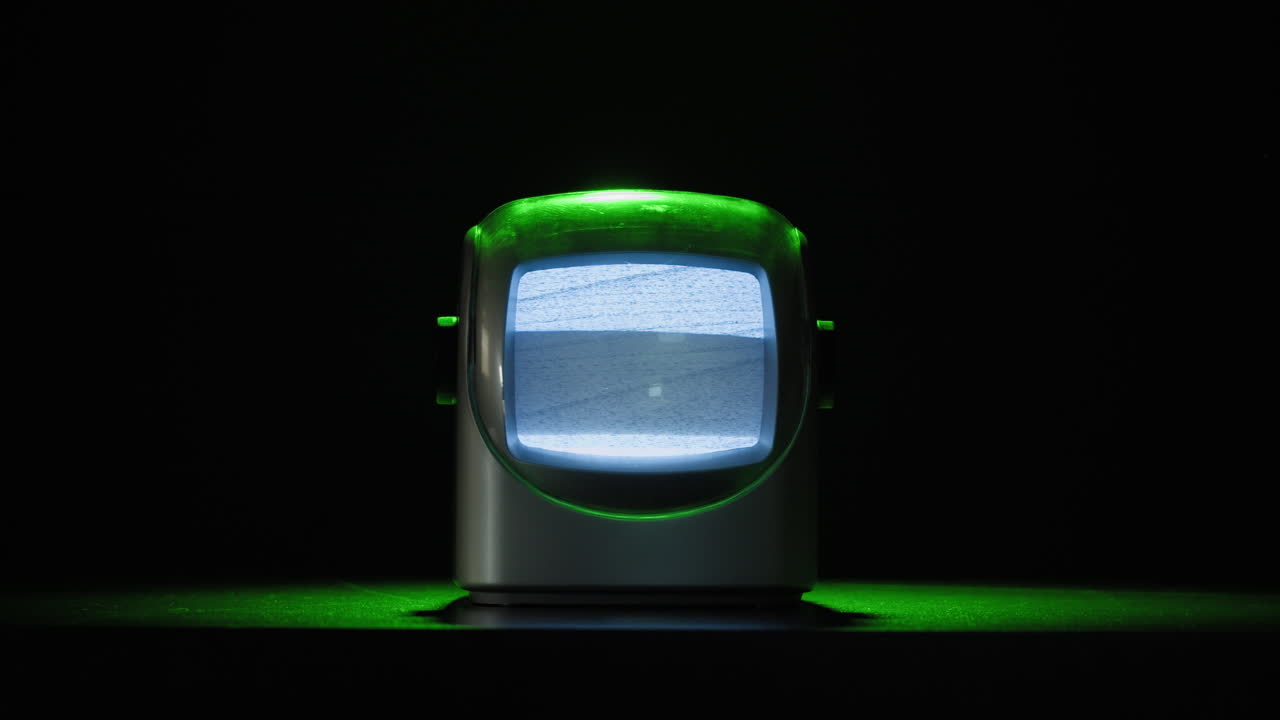 레트로 tv, 노스탈기적인 설정으로 빈티지 tv, 레트로 tv는 화면에 곡물을 표시합니다, 무서운 할로윈 밤 장치, 크로마 키 및 그린 스크린에 좋습니다.