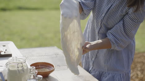 making homemade pizza