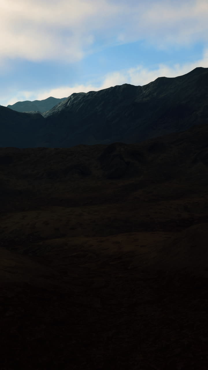 cordillera bajo un cielo azul