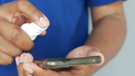 desinfección manual de un teléfono móvil