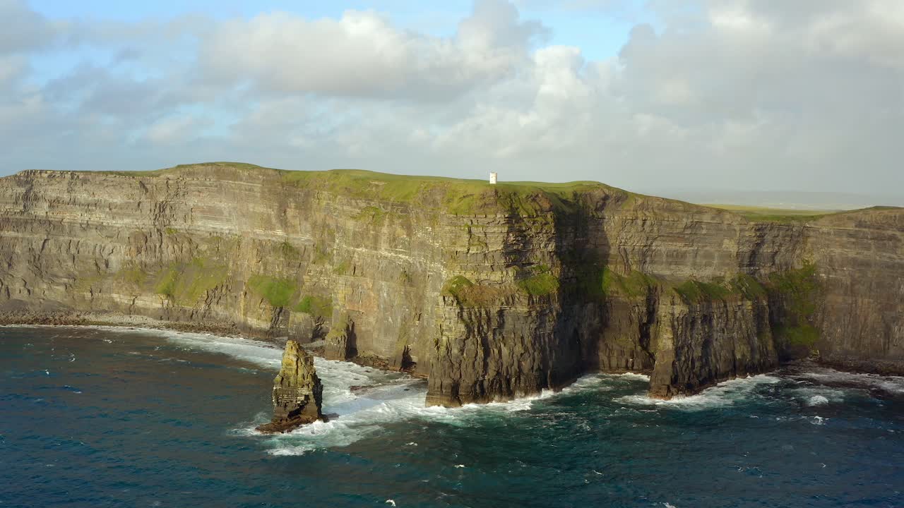 vasta vista de los acantilados de moher desde el mar, tiro en órbita aérea