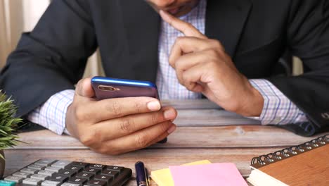 hombre de negocios usando teléfono inteligente en la oficina