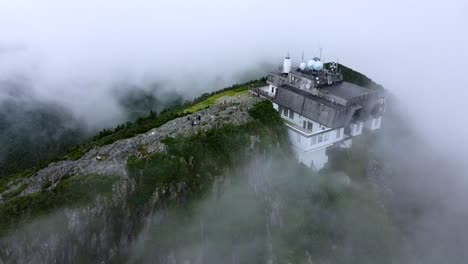 Kreisende-Jay-Peak,-Vermont-In-Dichten-Wolken