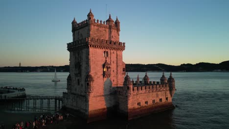 vista aerea de la torre de belém a la hora dorada: un escenario pintoresco de historia y belleza 04