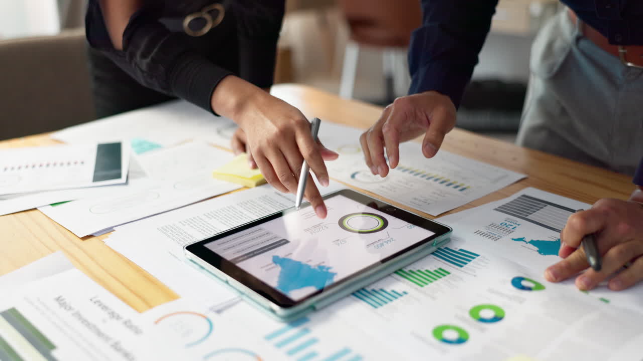 personas de negocios, análisis de datos con tableta