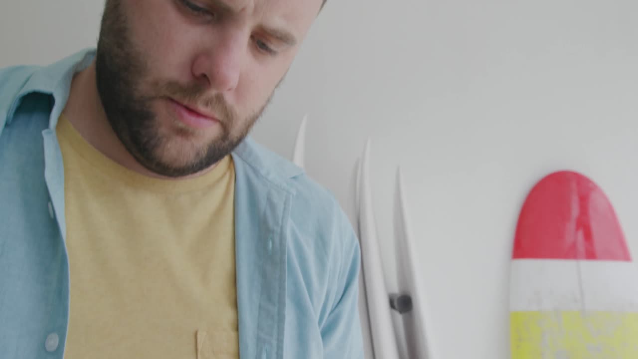 un hombre que hace tablas de surf en su taller