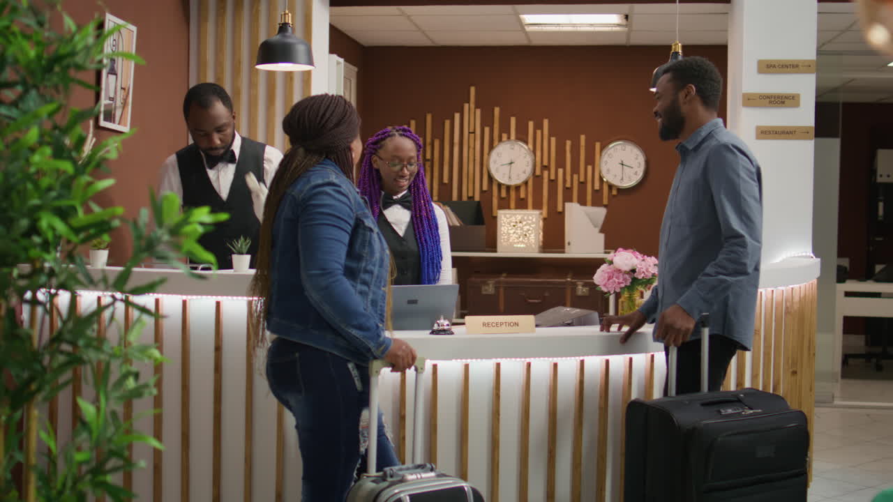 La receptionist accoglie i turisti all'hotel