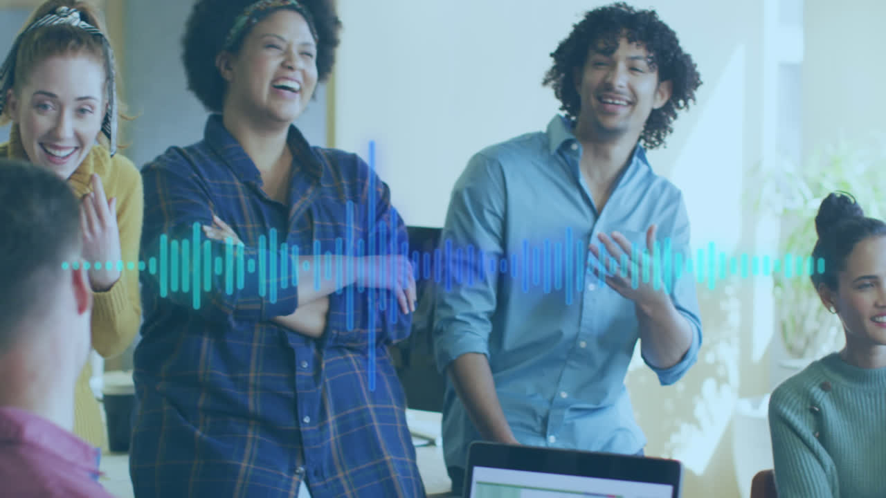 animación del procesamiento de datos sobre diversas personas de negocios en la oficina