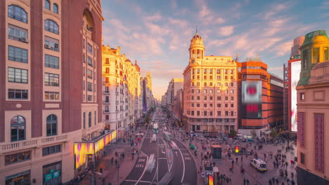 Lapso-De-Tiempo-De-Día-A-Noche-De-La-Calle-Gran-Vía-En-Madrid,-España