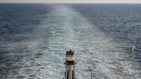 sendero de agua de mar de olas espumosas blancas visto desde la popa de un ferry mientras atraviesa el mar de japón de tohoku a hokkaido