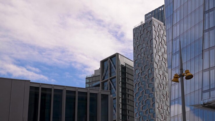 Torres de escritório contemporâneas de vidro e aço erguem-se contra um céu nublado brilhante perto da London Bridge, vistas de um ângulo baixo de baixo para cima
