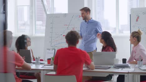 joven hombre de negocios hablando con colegas multiétnicos