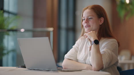 mujer pelirroja centrada en el profesor a distancia tutor en línea usar auriculares conferencias en el portátil comunicarse con el estudiante por cámara web videollamada chat explicar el curso ayuda e aprendizaje concepto de educación informática