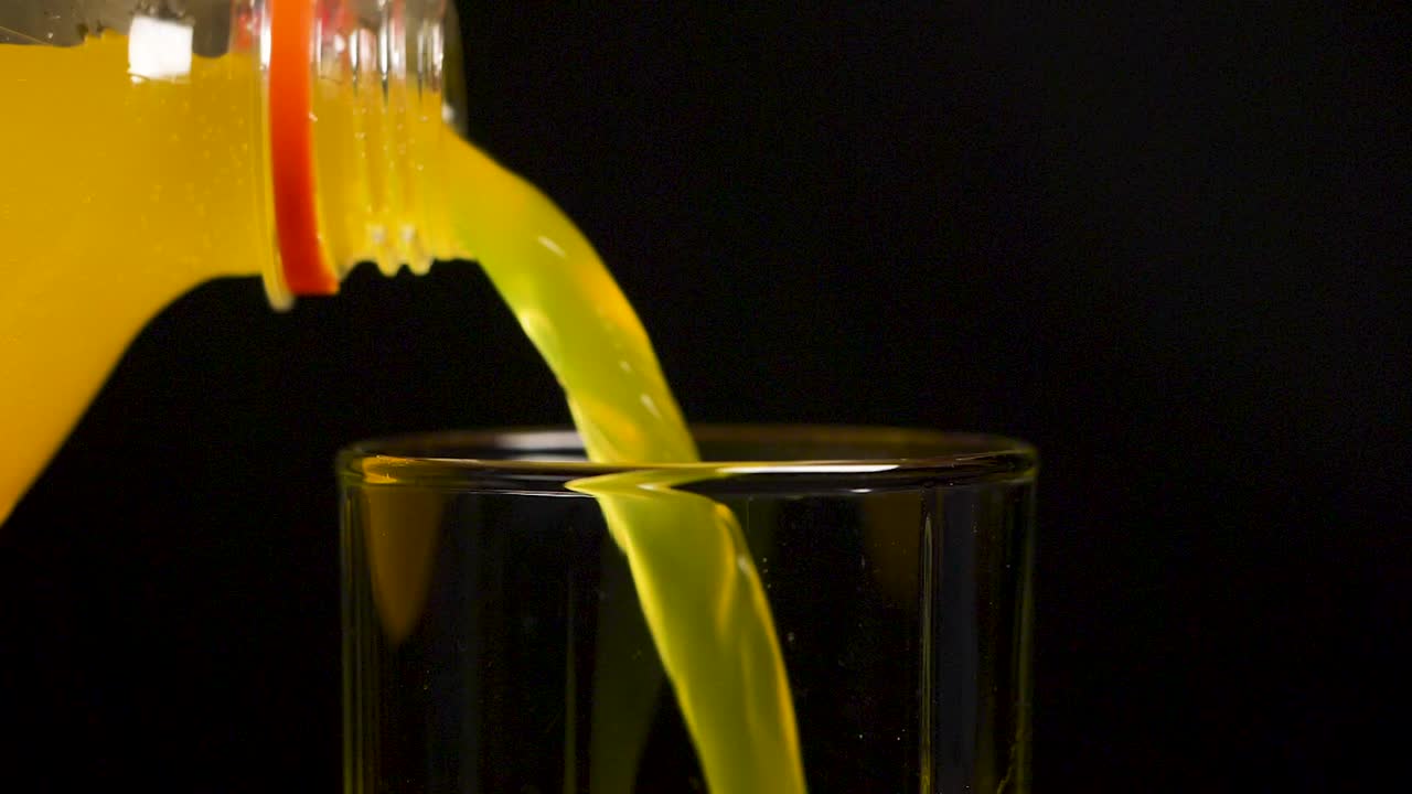 Il succo d'arancia versato nel bicchiere