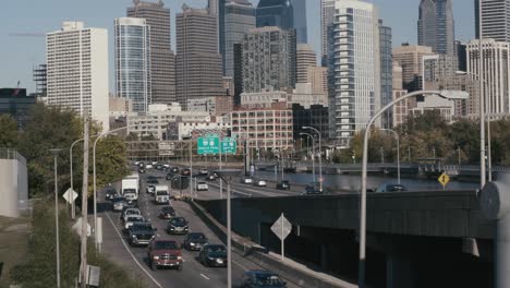 Schuylkill-Expressway-seen-from-South-Street-Bridge,-rush-hour