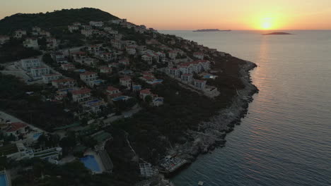 Vista-De-Drones-De-La-Vivienda-En-La-Playa-Al-Atardecer