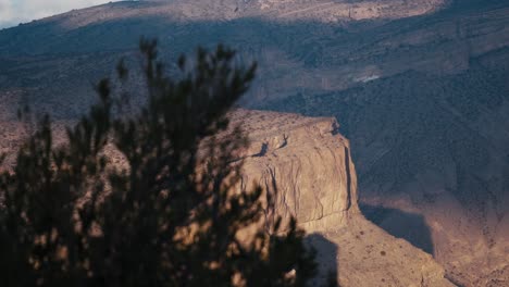 Jebel-Shams,-Geschmückt-Mit-Den-Faszinierenden-Farben-Des-Sonnenuntergangs