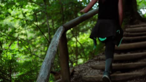 mujer camina por un exuberante bosque verde