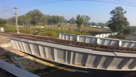 ventana del tren que se asoma al punto de vista durante un viaje en tren de larga distancia, ferrocarriles indios