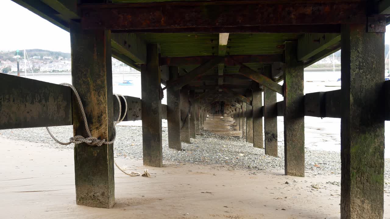 썰물 때 목재 해안 목조 낚시 부두 관광 해변 아래 오른쪽 돌리 샷