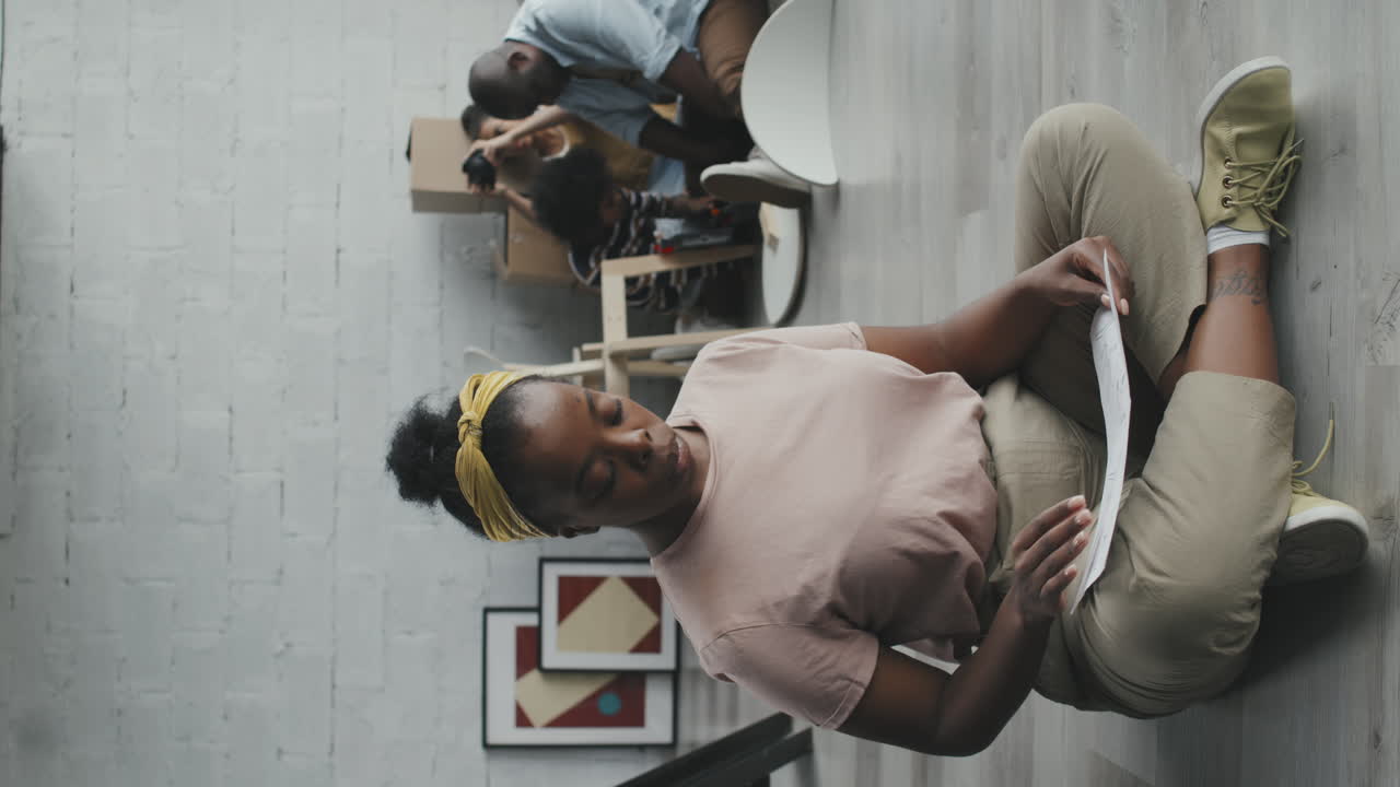 la familia se muda a un nuevo hogar