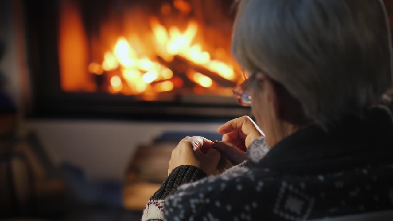 할머니는 벽난로 옆에서 따뜻한 스카프를 짠다