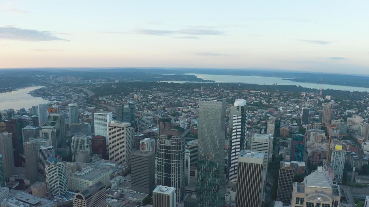 amplia toma aérea de los rascacielos del centro de seattle con la unión del lago y el lago washington en la distancia