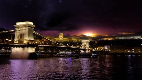 Espectacular-Vista-Nocturna-Sobre-El-Danubio,-Más-Allá-Del-Puente-De-Las-Cadenas-Hacia-El-Castillo-De-Buda-Con-Un-Espectacular-Cielo-Nocturno