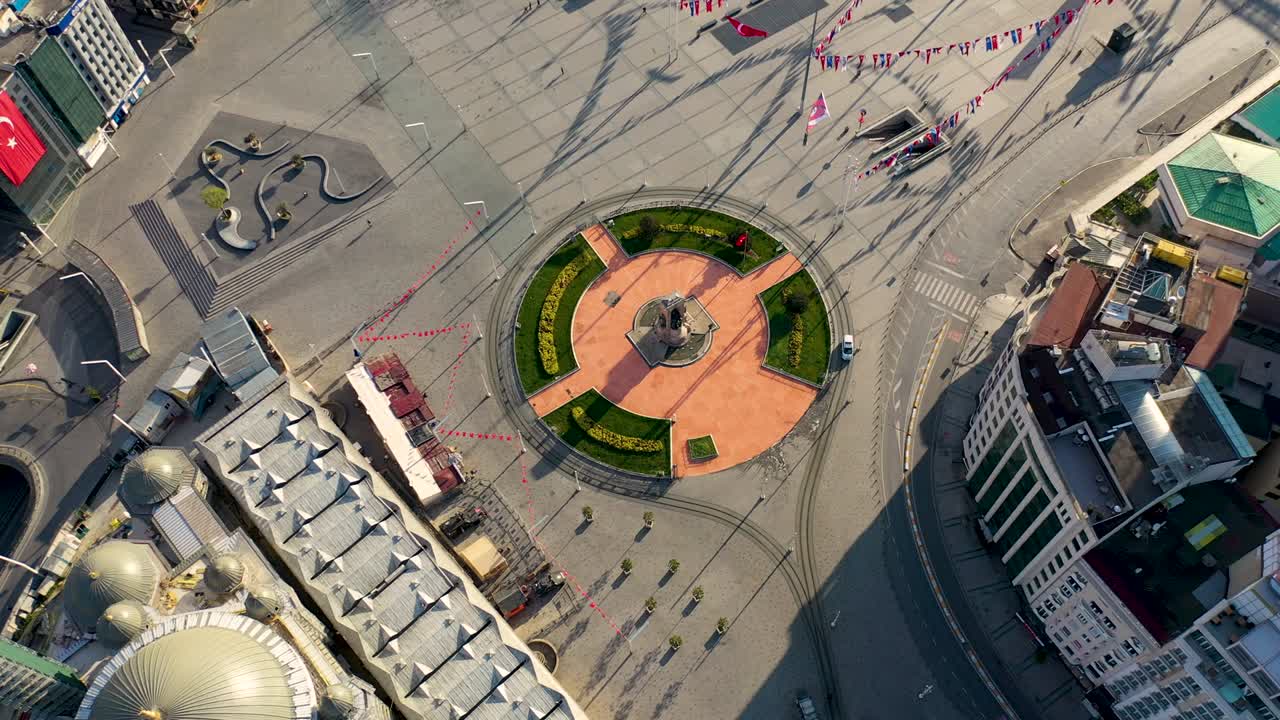 plaza taksim, monumento a ataurk, avenida istiklal, no hay gente, toque de queda por la pandemia de covid-19 en la calle iastiklal.