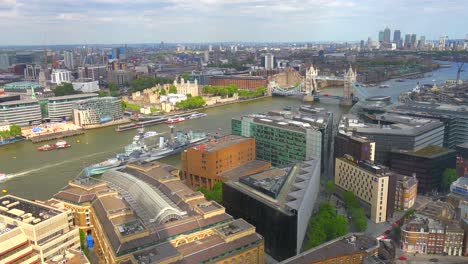 A-high-vista-aérea-wide-establishing-shot-of-London-with-the-Río-Thames-foreground-and-financial-district-distant