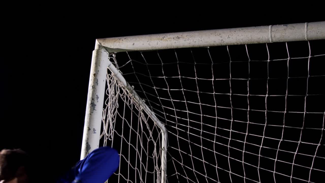 portero atrapando una pelota de fútbol 4k