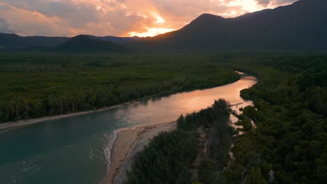 Puesta-De-Sol-épica-En-La-Selva-Tropical-Del-Río-Daintree-De-La-Tribulación-Del-Cabo-Tropical